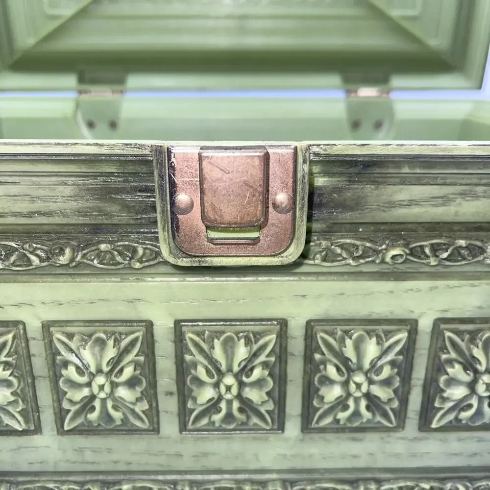VINTAGE MAX KLEIN GREEN ORNATE‎ PLASTIC SEWING KEEPSAKE BOX